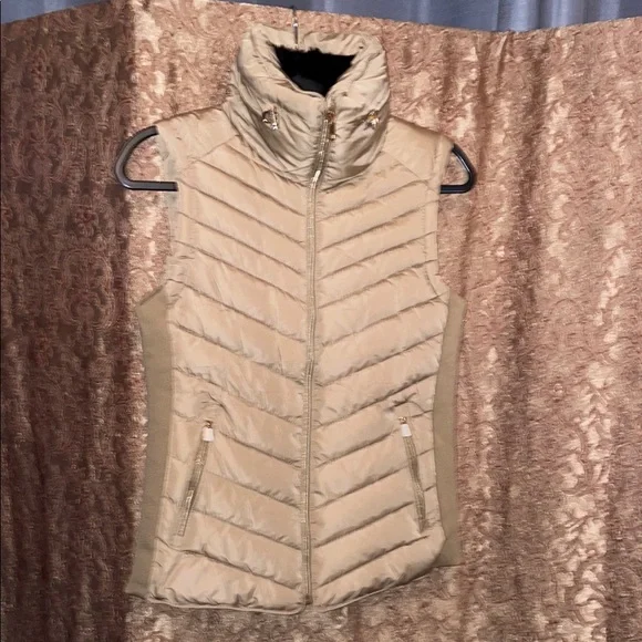 NWOT SPECIAL ONE Premium Quality Women's Beige Puffer Vest. Size Small - Picture 1 of 7